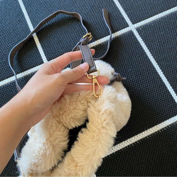 FLUFFY PURSE WITH CROSSBODY STRAP - Picture 5 of 8